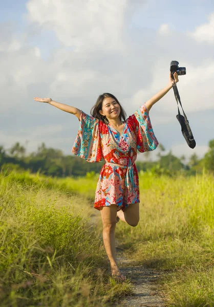 Sladká mladá žena asijské čínštině nebo korejštině na její 20s pózování šťastné a hravé drží usmívající se fotoaparát Foto šťastné v krásné přírodní krajině — Stock fotografie