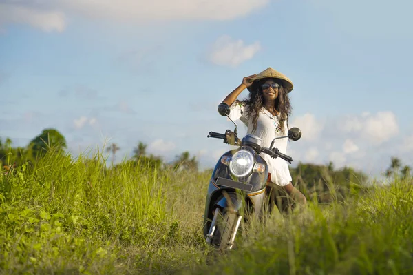 tradit kadında genç çekici siyah Afrika kökenli Amerikalı turist