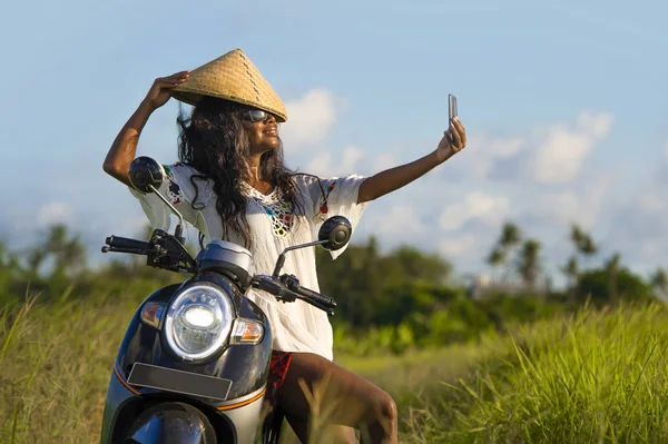 Asya trad kadında genç çekici siyah afro Amerikalı turist