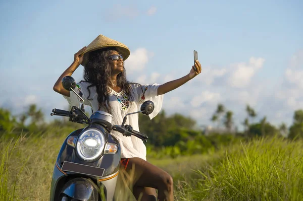 Young attractive black afro American tourist woman in Asian trad — Stock Photo, Image