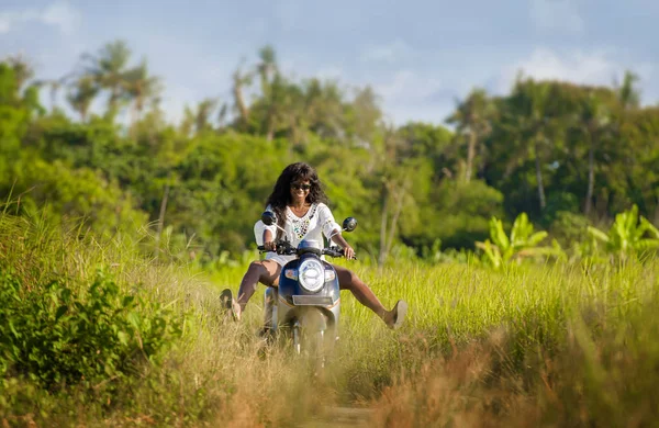 tropikal alan geleneksel Asya şapka giyen gülümseyen içinde motosiklet mutlu sürme genç güzel turistik veya göçebe Gezgin siyah afro Amerikalı kadın 