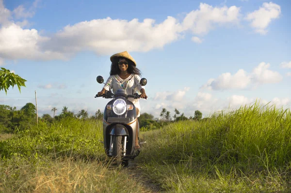 tropikal alan geleneksel Asya şapka giyen gülümseyen içinde motosiklet mutlu sürme genç güzel turistik veya göçebe Gezgin siyah afro Amerikalı kadın 