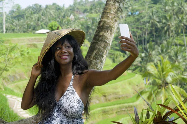 Çekici genç çekici mutlu afro Amerikalı siyah kadın turist — Stok fotoğraf
