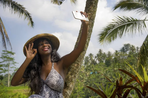 Çekici genç çekici mutlu afro Amerikalı siyah kadın turist — Stok fotoğraf