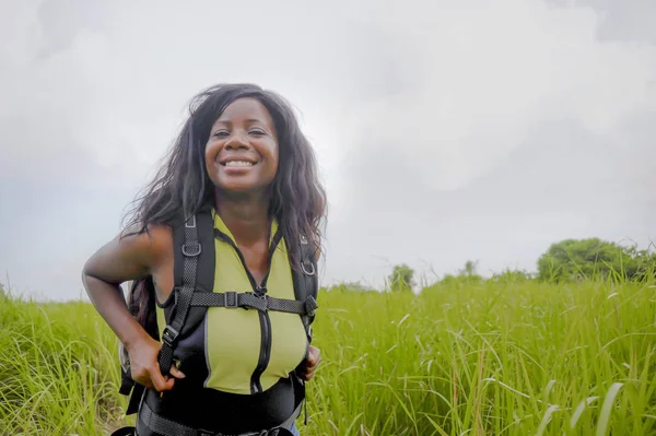 Fiatal szép és boldog fekete afro-amerikai turista hátizsákos — Stock Fotó