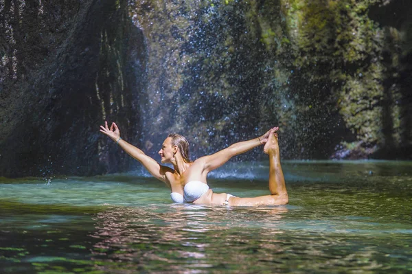 Attraktive und fitte Touristin aus dem Kaukasus praktiziert Yoga — Stockfoto