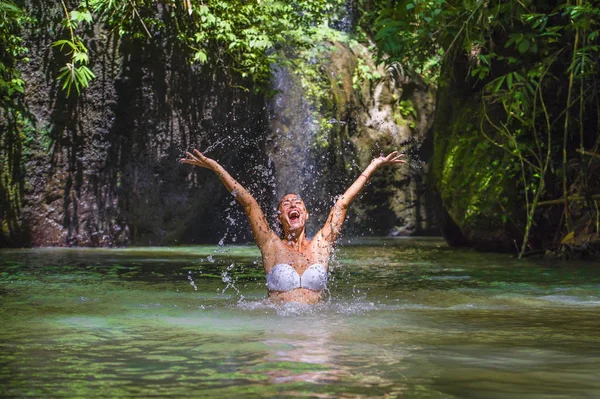 Atractiva mujer turista blanca feliz disfrutando jugando con agua y chapoteo en tropical exótica laguna laguna vacaciones concepto de viaje — Foto de Stock