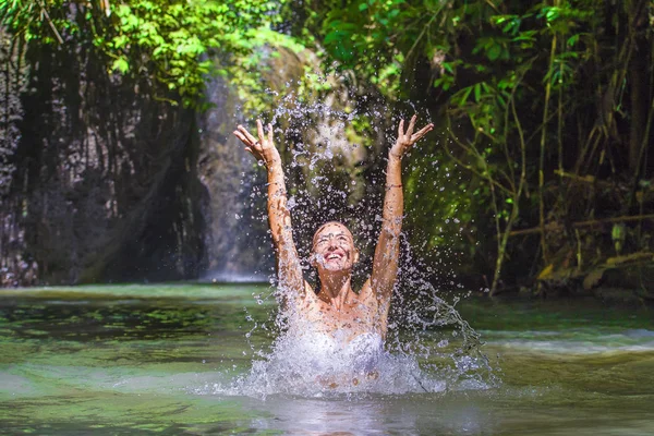 Atractiva mujer turista blanca feliz disfrutando jugando con agua y chapoteo en tropical exótica laguna laguna vacaciones concepto de viaje — Foto de Stock