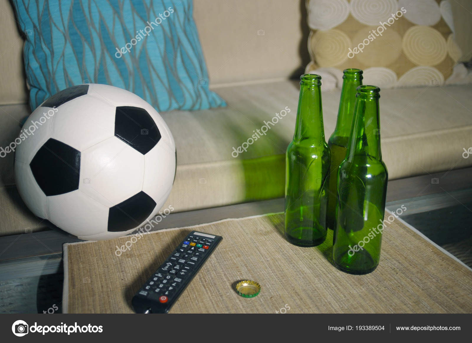 Conceitual assistir jogo de futebol no sofá na televisão com garrafas de  cerveja e tigela de pipoca em amigos apreciando jogo de futebol TV fotos,  imagens de © TheVisualsYouNeed #193389504
