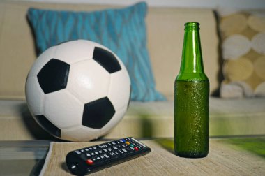 kanepede televizyon bira şişesi ve patlamış mısır kase arkadaşlar futbol oyun Tv keyfi ile kavramsal izlerken futbol maçında 