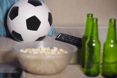 kanepede televizyon bira şişeleri ve arkadaşlar futbol oyun Tv keyfi patlamış mısır kase kavramsal izlerken futbol maçında 