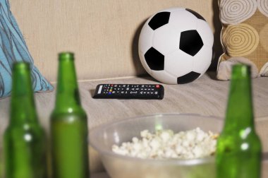 kanepede televizyon bira şişeleri ve arkadaşlar futbol oyun Tv keyfi patlamış mısır kase kavramsal izlerken futbol maçında 