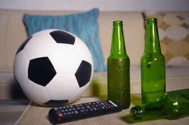 kanepede televizyon bira şişeleri ve arkadaşlar futbol oyun Tv keyfi patlamış mısır kase kavramsal izlerken futbol maçında 