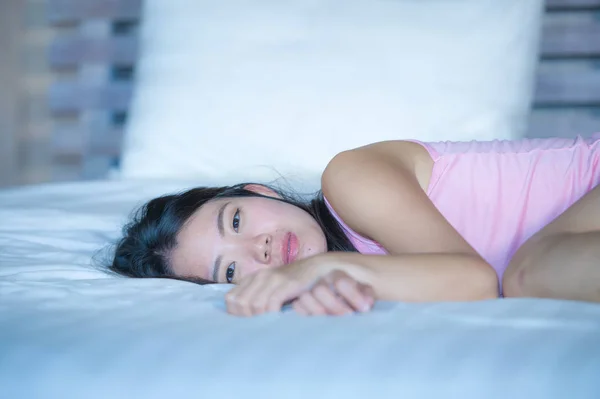 Mladá krásná a sladká asijské Čínská žena ležící na hravé a pohodlně v posteli, uvolněná a šťastná v útulné ložnice s úsměvem veselá — Stock fotografie
