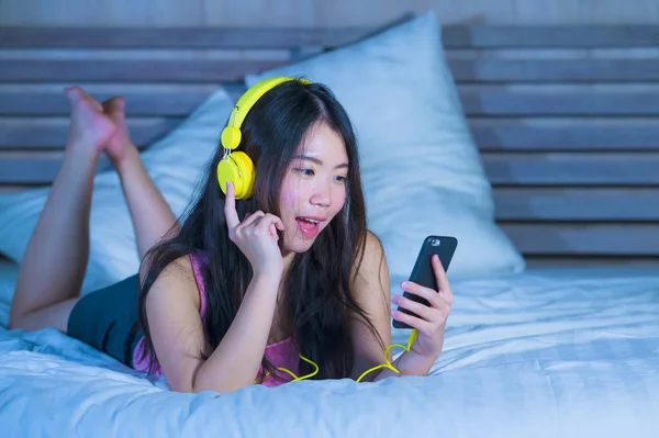 Müzik genç tatlı ve mutlu Asya Çin 20'li yaşlarda bir kadın — Stok fotoğraf