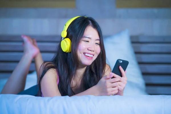 Młoda kobieta azjatyckich 20s chiński słodkie i szczęśliwy słuchania muzyki — Zdjęcie stockowe