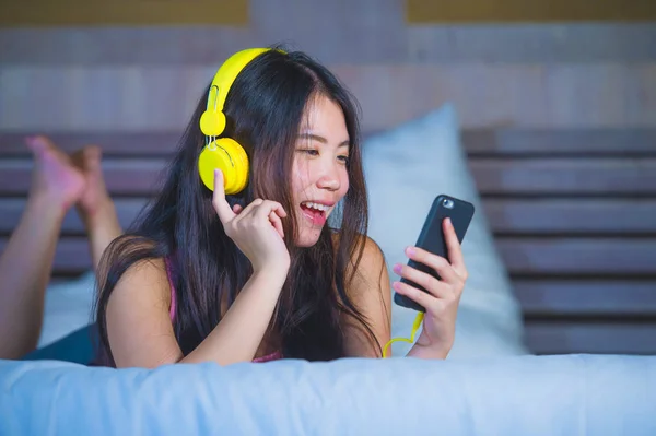 Młoda kobieta azjatyckich 20s chiński słodkie i szczęśliwy słuchania muzyki — Zdjęcie stockowe