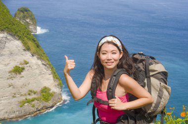 mutlu ve güzel Asyalı Koreli veya Çince olan kadın bac