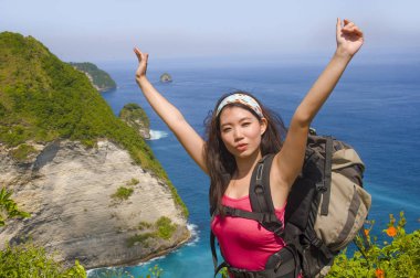 mutlu ve güzel Asyalı Koreli veya Çince olan kadın bac