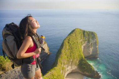 mutlu ve güzel Asyalı Koreli veya Çince olan kadın bac