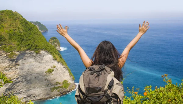 mutlu ve güzel Asyalı Koreli veya Çince olan kadın bac