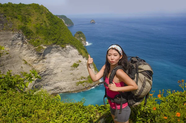 Jovem feliz e bonita asiático coreano ou chinês mulher com bac — Fotografia de Stock