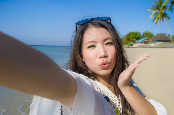 Auto retrato de lindo bonito e feliz asiático coreano ou chinês mulher 20s tirar foto selfie envio beijo com câmera do telefone móvel — Fotografia de Stock