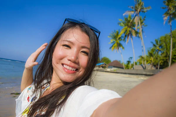 华丽的美丽和快乐的亚洲韩国或中国妇女的自画像20s 在异国风情的热带海滩上拍摄自拍照片与手机摄像机 — 图库照片