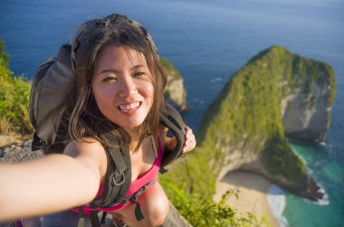 Kendini çekici genç güzel ve mutlu Asyalı Koreli turist kadın