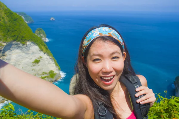 Jung schön und glücklich asiatisch koreanisch tourist frau taking selbst — Stockfoto