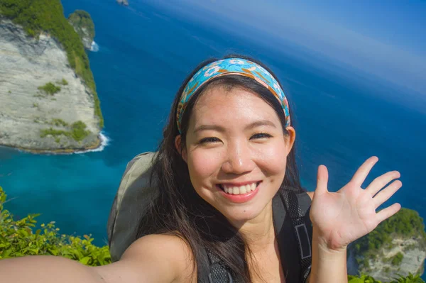Молодая красивая и счастливая азиатская туристка — стоковое фото