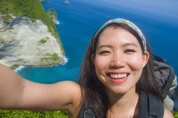 Kendini çekici genç güzel ve mutlu Asyalı Koreli turist kadın