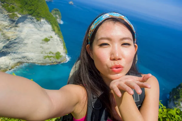 Joven hermosa y feliz asiático coreano turista tomando uno mismo — Foto de Stock