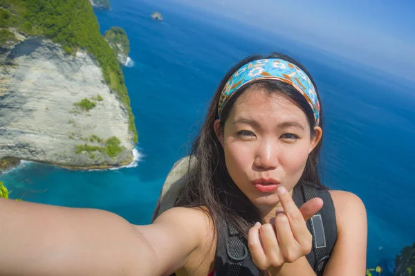 Kendini çekici genç güzel ve mutlu Asyalı Koreli turist kadın