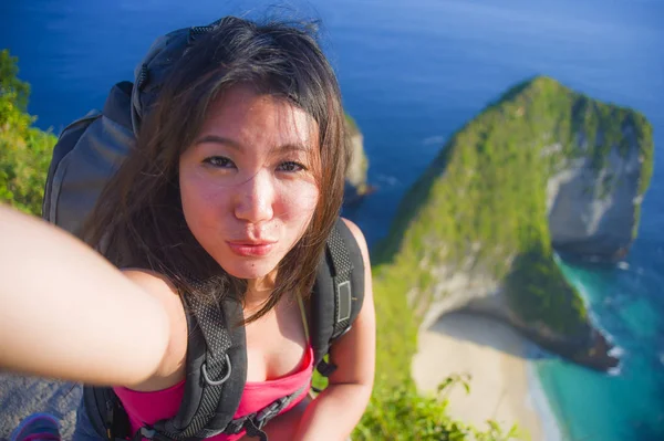 Kendini çekici genç güzel ve mutlu Asyalı Koreli turist kadın