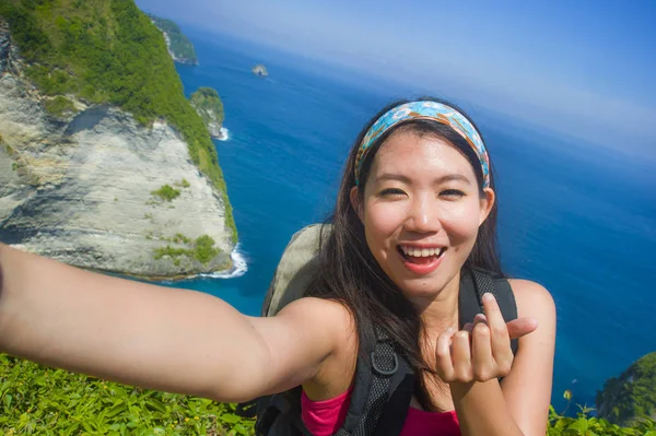 Joven hermosa y feliz asiático coreano turista tomando uno mismo — Foto de Stock