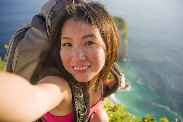 Jovem bonita e feliz asiático coreano turista mulher tomando auto — Fotografia de Stock