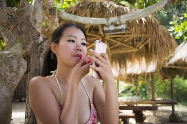 ruj rötuş genç güzel ve mutlu Asyalı Koreli kadın