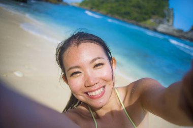 mutlu ve güzel Asyalı Koreli veya Çince turist kadın 