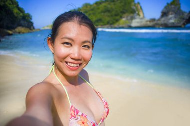 mutlu ve güzel Asyalı Koreli veya Çince turist kadın 