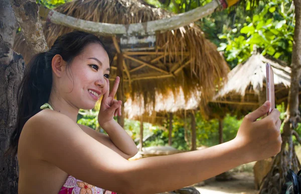 Jovem bonita e feliz asiático coreano mulher tomando auto retrato — Fotografia de Stock