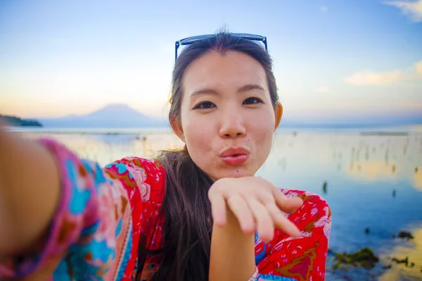 아름 다운 화려한의 자기 초상화와 행복 한 아시아 한국어 또는 중국어 여자 20 대 복용 selfie 이국적인 열 대 해변에서 휴대 전화 카메라로 사진 — 스톡 사진