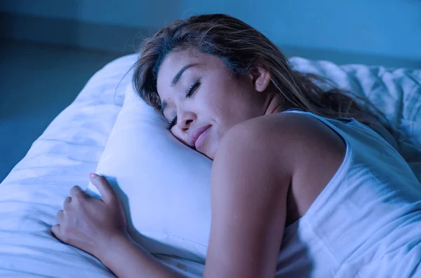 Mooi en moe Aziatische jongedame 20s of 30s slapen peacef — Stockfoto