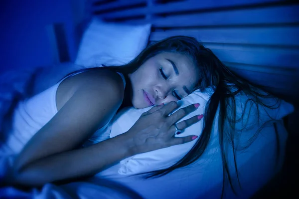 Mooi en moe Aziatische jongedame 20s of 30s slapen peacef — Stockfoto