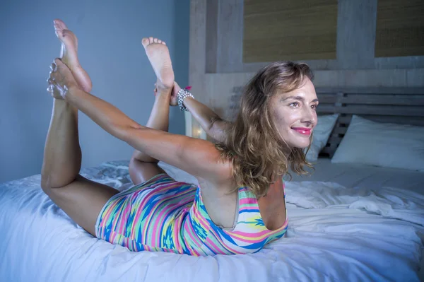 Retrato interior de mujer hermosa y sana en forma de 30s practicando yoga en la cama posando tranquila y relajada concentrada en ejercicio de meditación en control mental — Foto de Stock