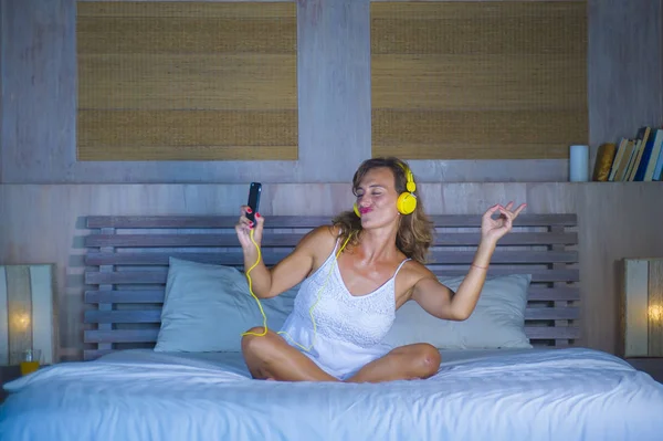 Привлекательной и счастливой 30-х белокурой белокурой женщины в постели дома быть — стоковое фото