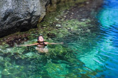 genç çekici ve mutlu Asyalı Koreli kadın bikini Yüzme tropikal beach lagün zevk, inanılmaz güzel şeffaf deniz su cenneti 