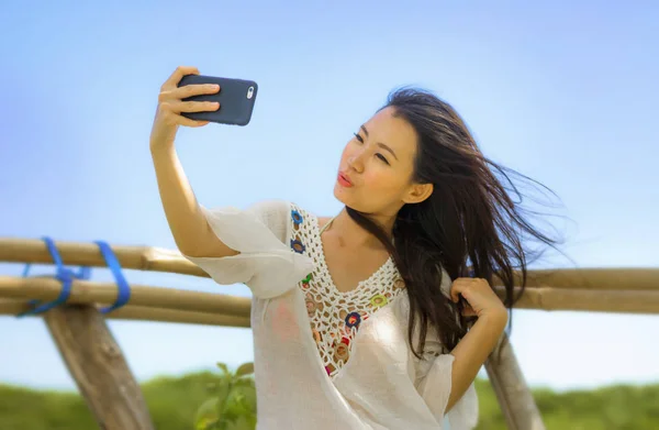 Jovem bonita e feliz asiático coreano ou chinês turista mulher 20s em vestido tradicional tomando selfie auto retrato foto com internet telefone móvel — Fotografia de Stock