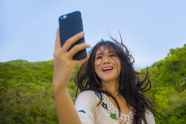 Joven hermosa y feliz asiático coreano o chino turista mujer 20s en vestido tradicional tomando foto autorretrato selfie con internet teléfono móvil — Foto de Stock