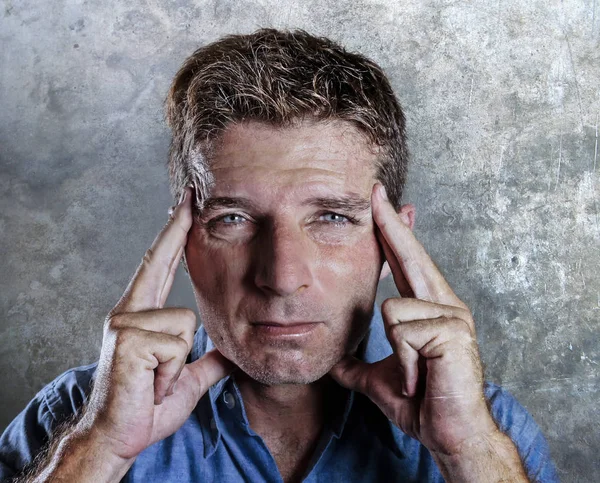 Genç Çekici Adamla Baş Baş Ağrısı Duygu Endişe Acı Üzücü — Stok fotoğraf